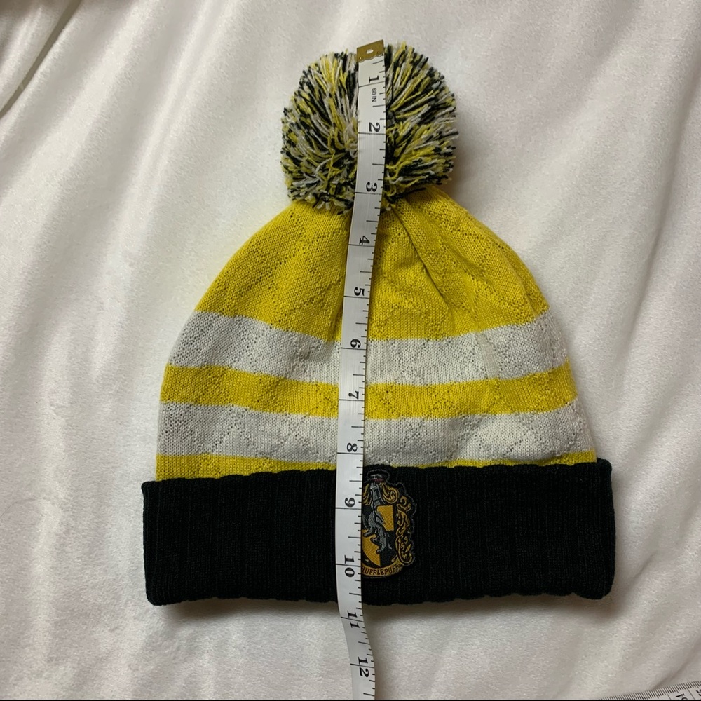 Hufflepuff Harry Potter Toque with Pompom Warner Bros - Picture 9 of 9